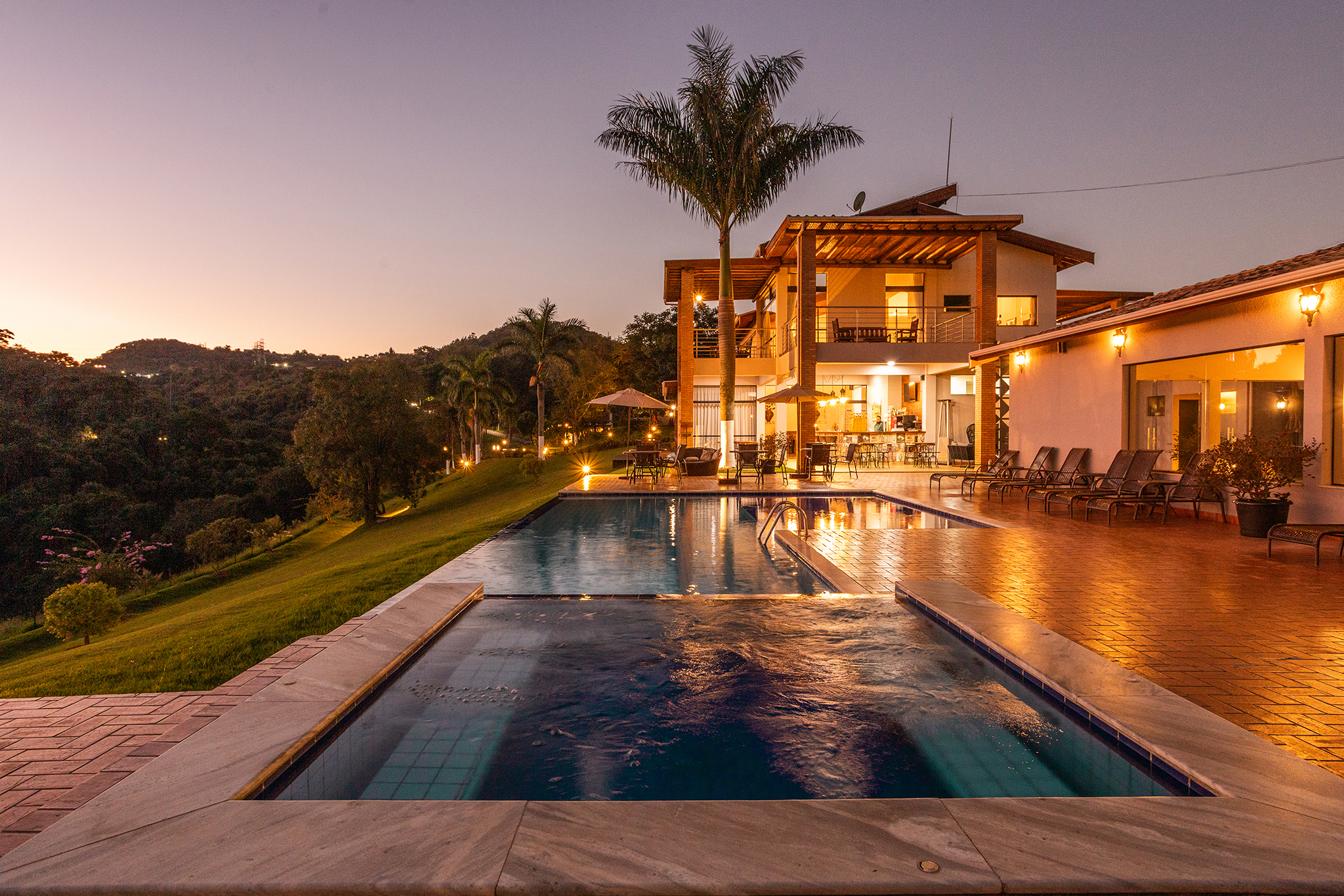 Piscina ao anoitecer